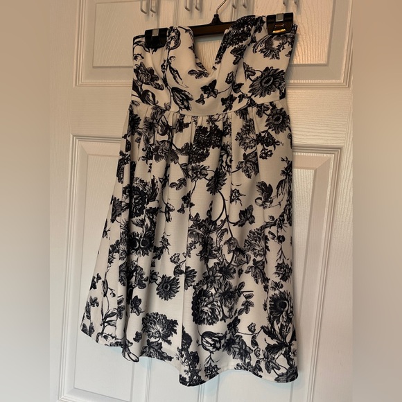 Dotti B&W Floral Dress - Picture 1 of 8